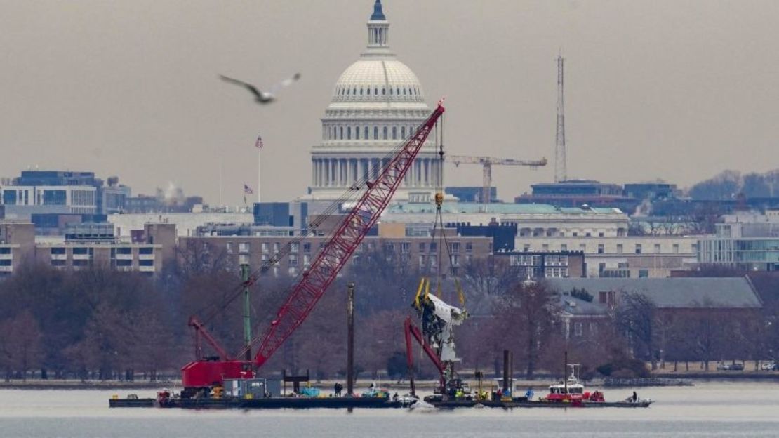 Una grúa recupera una pieza de escombros este lunes del río Potomac tras la colisión del vuelo 5342 de American Eagle con un helicóptero Black Hawk que se estrelló en el río.