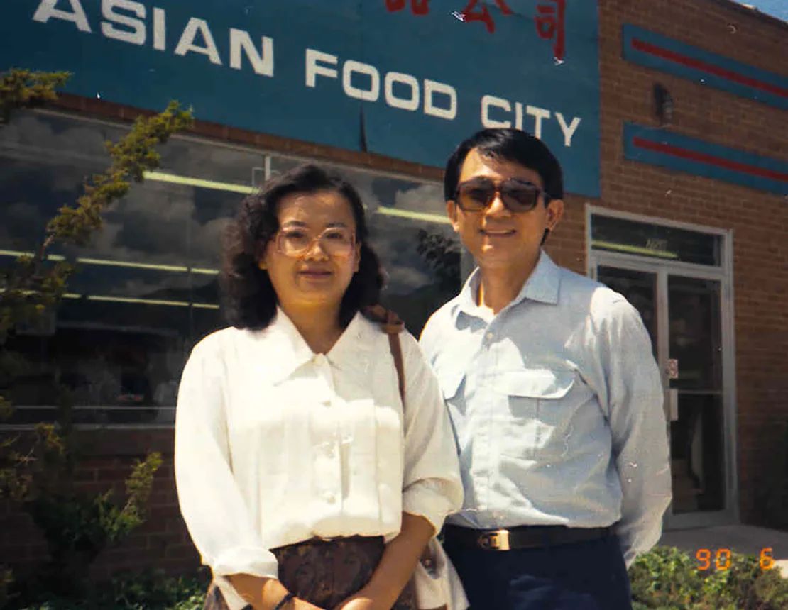 Chang de compras con su esposa en Washington tras su deserción de Taiwán.