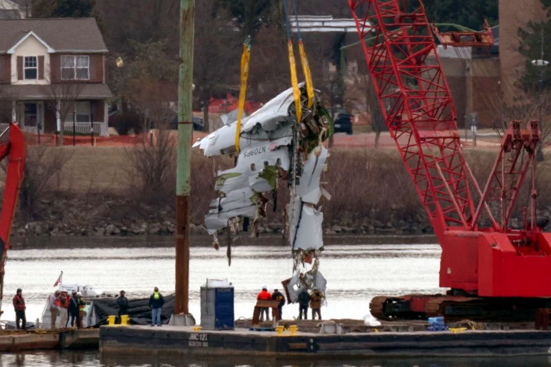 Equipos sacan una parte de un avión del río Potomac cerca del Aeropuerto Nacional Ronald Reagan de Washington el lunes en Arlington, Virginia.