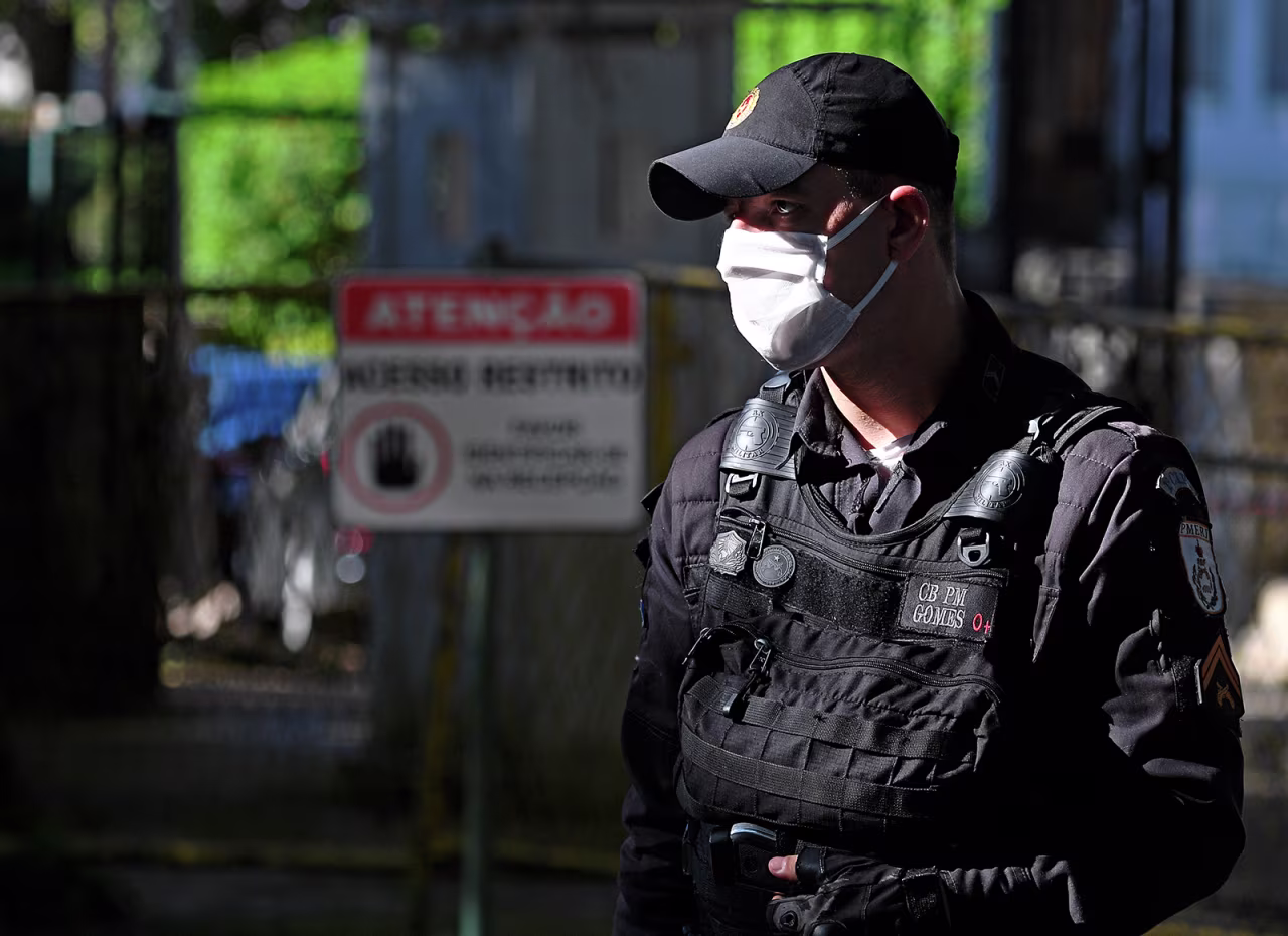 A policeman patrol the home of Rio Governor Wilson Witzel in Rio de Janeiro on August 28.