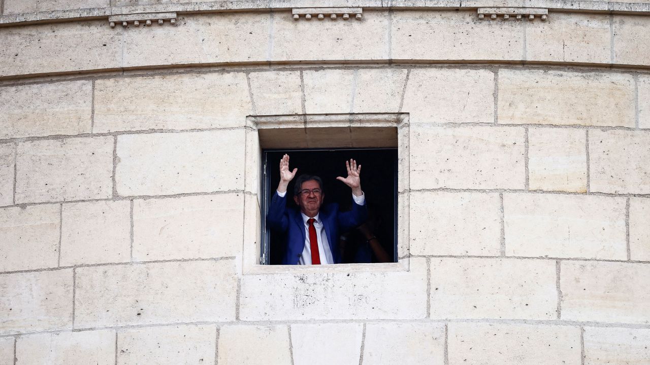 Jean-Luc Mélenchon, líder do Partido Sem Oposição da França e membro da Nova Frente Popular, acenou aos apoiantes em Paris depois do anúncio dos resultados parciais. 