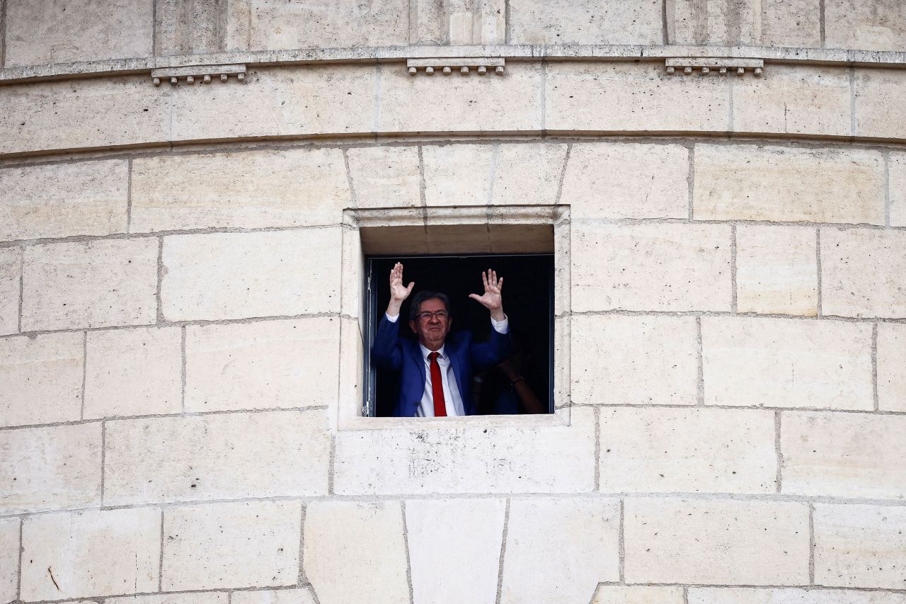 Jean-Luc Mélenchon, chef du parti La France insurgée et membre du Nouveau Front populaire, salue ses partisans à Paris après l'annonce de résultats partiels. 
