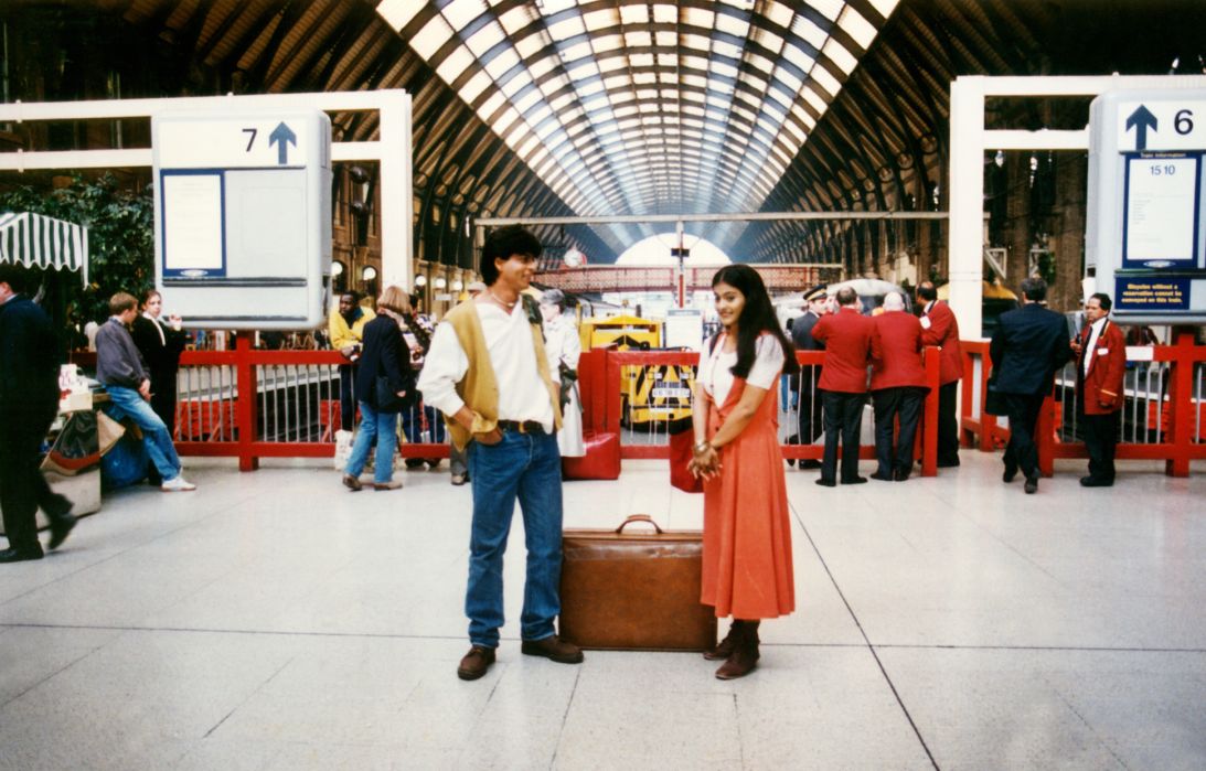 Raj (Shah Rukh Khan) and Simran (Kajol) at a London station in a scene from