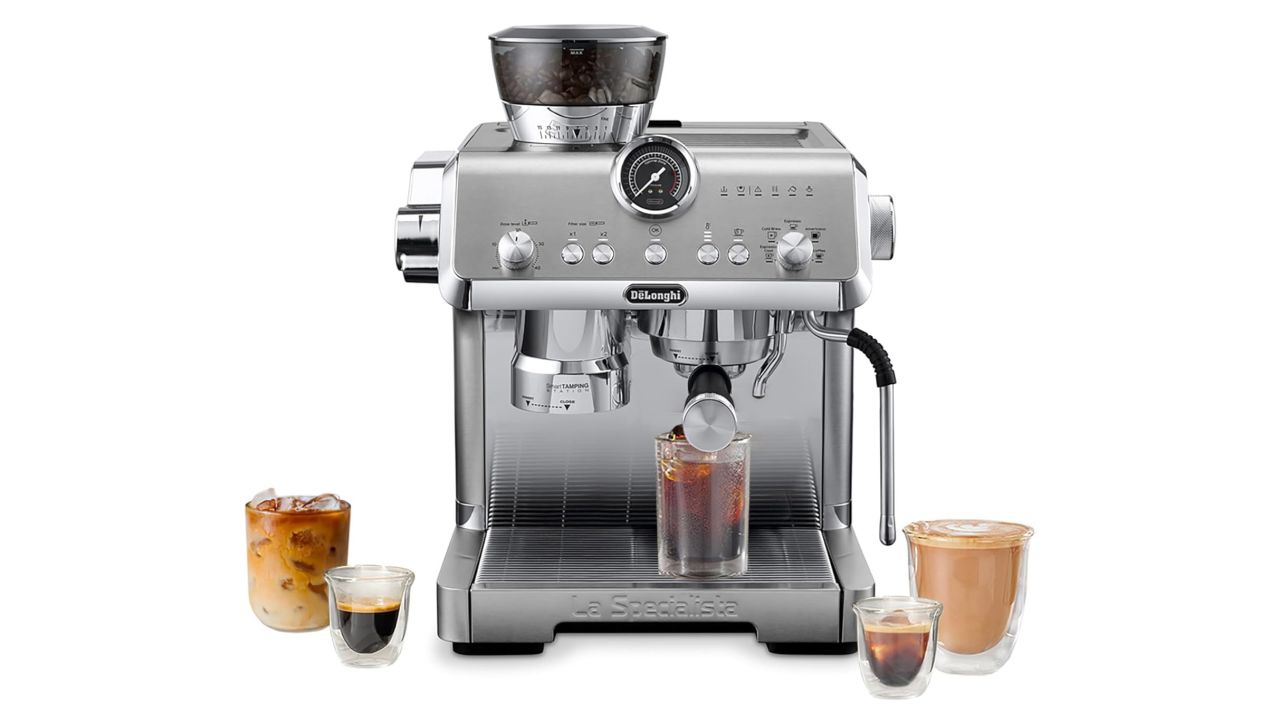 De’Longhi La Specialista Opera with Cold Brew against a white background