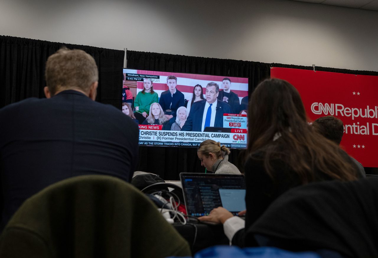 Journalists watch former New Jersey Gov. Chris Christie announce the suspension of his presidential campaign in the press room at Drake University’s Olmsted Center ahead of CNN’s Republican Presidential Debate in Des Moines, Iowa, on January 10, 2024. 