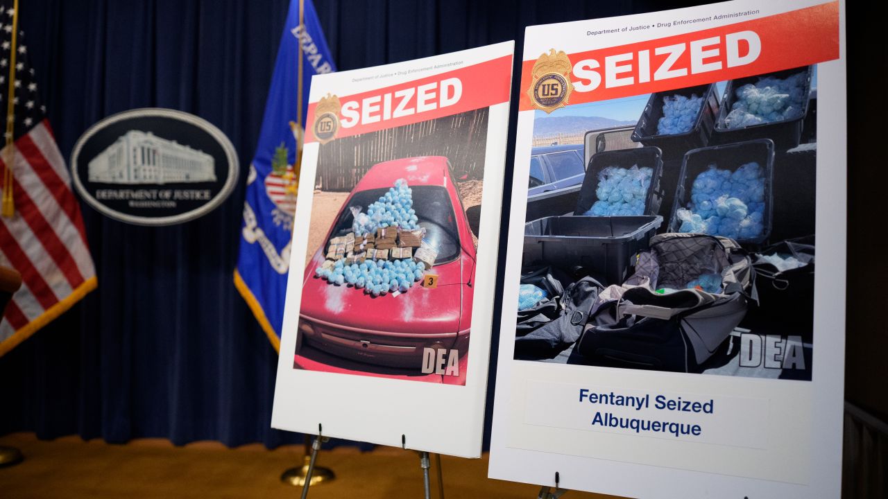Imágenes de mayo de 2025 de las incautaciones de un operativo del Departamento de Justicia, la DEA y la Fiscalía del Distrito de Nuevo México contra una organización narcotraficante que traficaba con fentanilo y otros narcóticos ilícitos.