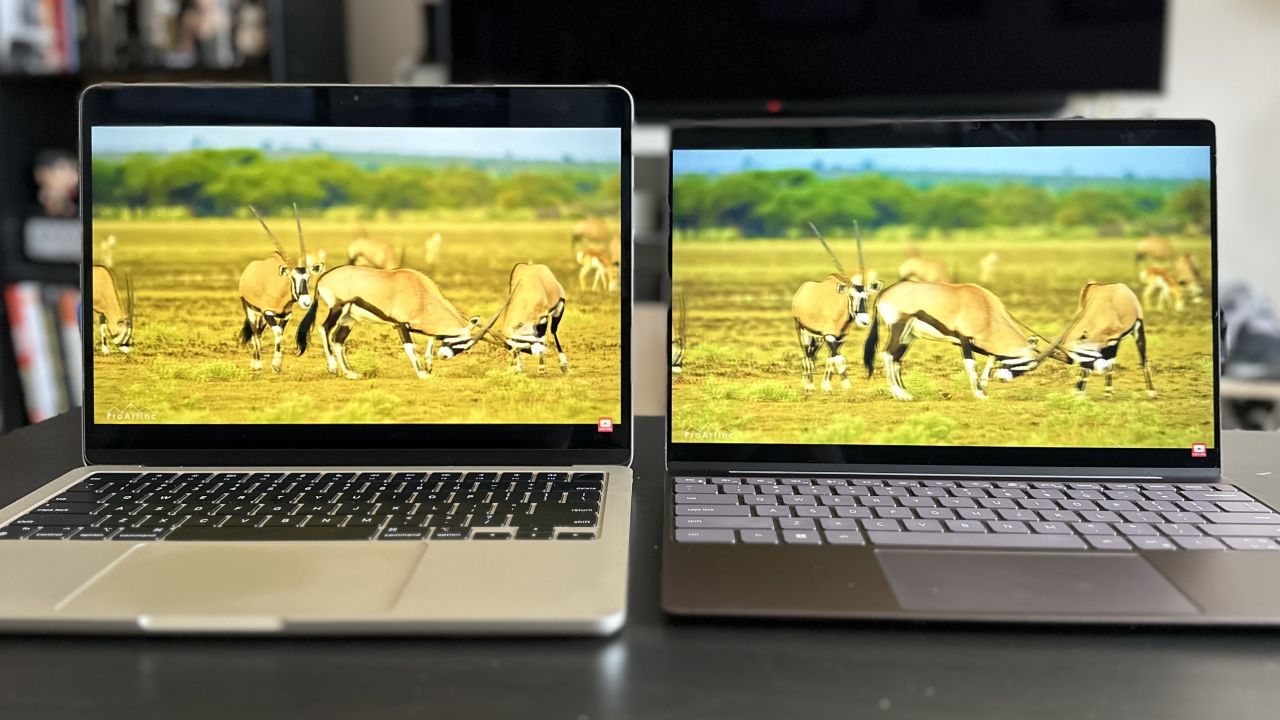 The MacBook Air M2 (left) technically has a sharper display, but the difference in daily use is negligible.