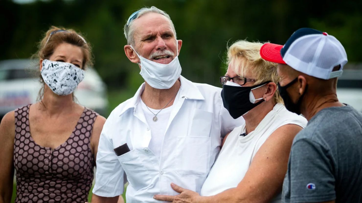 Dennis Perry, al centro, de pie junto a su esposa Brenda Perry, se emociona al salir de prisión en julio de 2020 después de que Georgia Innocence Project trabajara para limpiar su nombre después de 20 años tras las rejas.