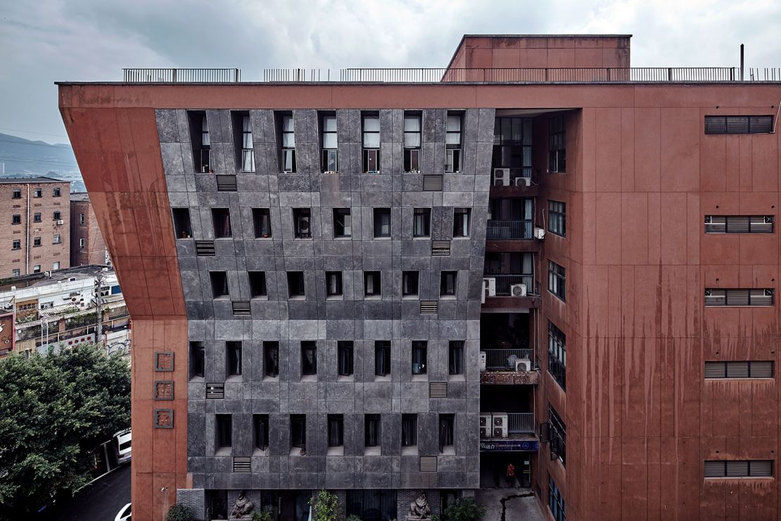 The protruding upper levels of Sichuan Fine Arts Institute's Department of Sculpture allowed Liu to artfully maximize the narrow site's floor space.