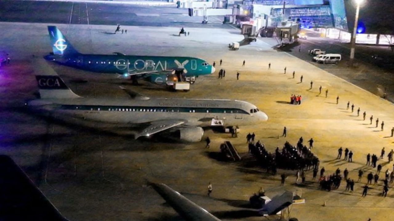 Esta imagen de archivo obtenida el 16 de marzo de la Oficina de Prensa de la Presidencia de El Salvador muestra a oficiales de policía salvadoreños escoltando a presuntos  de la banda venezolana Tren de Aragua, recientemente deportados por el gobierno de EE. UU., para ser encarcelados en el Centro de Confinamiento para Terroristas (Cecot).
