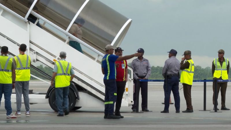 Video: CNN footage shows flight with Cuban deportees arriving home from US