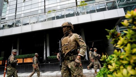  de la policía del Servicio Nacional Aeronaval de Panamá se encuentran afuera de un hotel en la Ciudad de Panamá, donde se alojan migrantes de Asia y Medio Oriente después de ser deportados de Estados Unidos, el 18 de febrero.