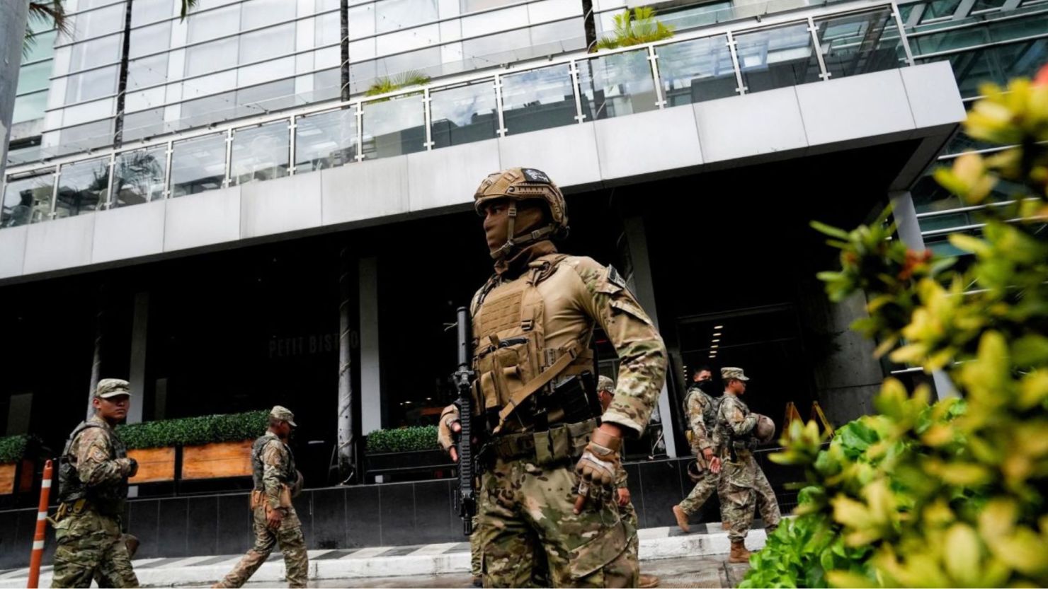  de la Policía del Servicio Nacional Aeronaval de Panamá se encuentran afuera de un hotel en la Ciudad de Panamá, donde se alojan migrantes de Asia y Medio Oriente después de ser deportados de Estados Unidos, el 18 de febrero.