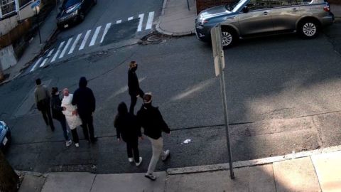 En esta imagen de un video, Rümeysa Öztürk es detenida por agentes de inmigración en una calle de Sommerville, Massachusetts