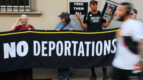 Manifestantes protestan contra la deportación de inmigrantes a El Salvador frente a la Misión Permanente de El Salvador ante las Naciones Unidas el 24 de abril de 2025 en la ciudad de Nueva York.