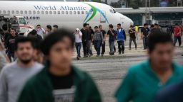 Hombres guatemaltecos caminan desde un vuelo de deportación después de ser enviados de regreso desde los Estados Unidos el 30 de mayo de 2019 en la Ciudad de Guatemala, Guatemala.