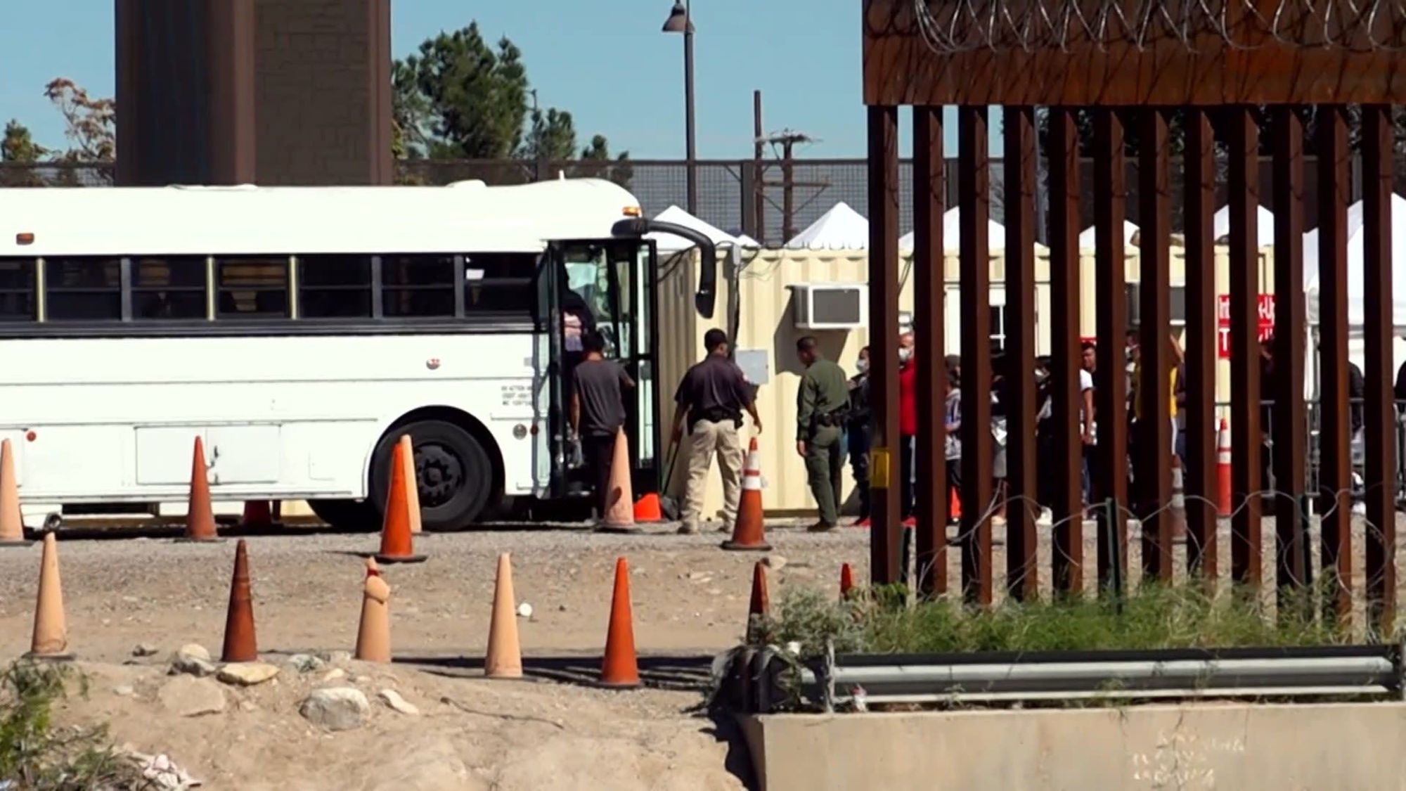 Autoridades trasladan migrantes en la frontera sur de EE.UU.