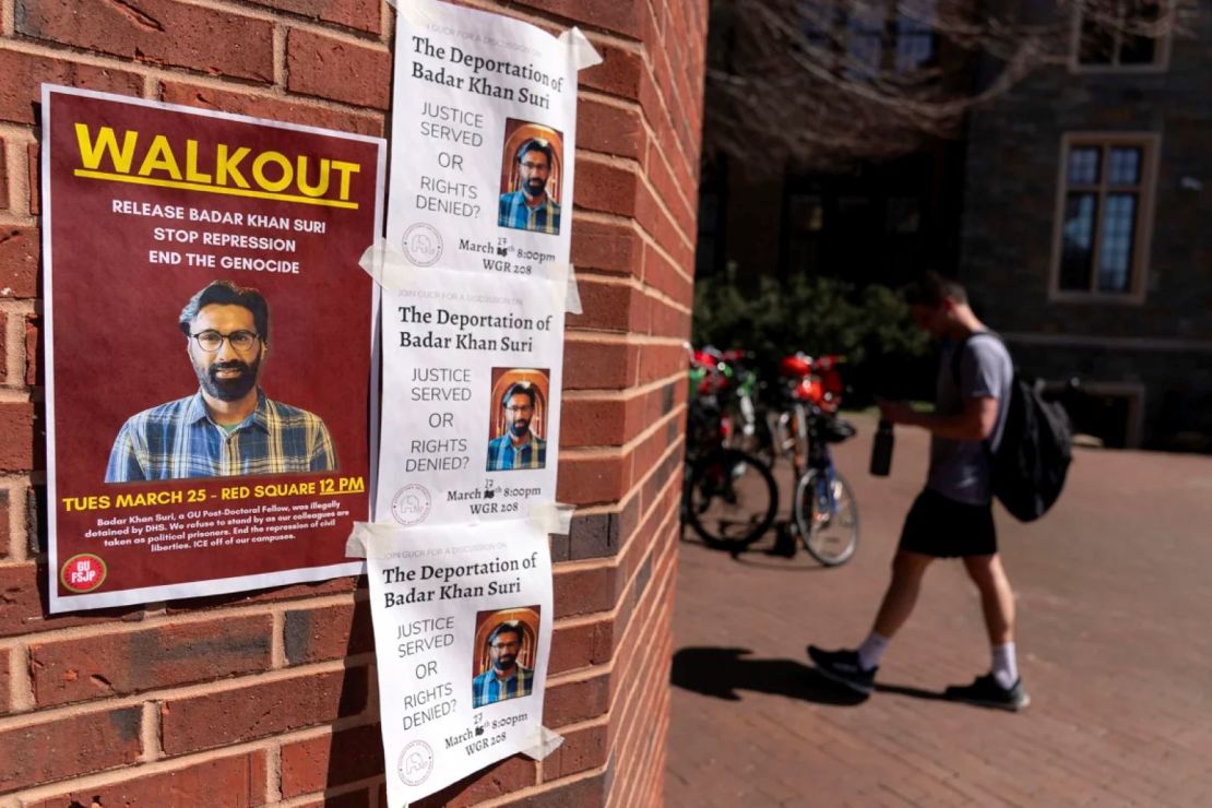 Se ven volantes de apoyo a Badar Khan Suri, profesor de la Universidad de Georgetown, exigiendo su liberación de un proceso de deportación por sus opiniones sobre Palestina y la guerra en Gaza, en la Universidad de Georgetown en Washington.