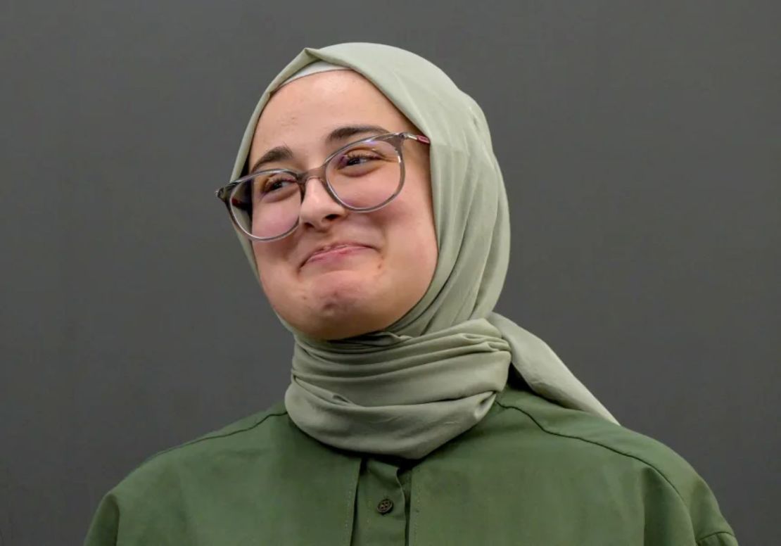 Rumeysa Ozturk, estudiante de la Universidad Tufts y originaria de Turquía, llega a una conferencia de prensa en el Aeropuerto Internacional Logan de Boston tras ser liberada por orden judicial.