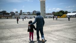Un padre y su hija llegan en un vuelo de deportación de ICE desde Brownsville, Texas, el 29 de agosto de 2019 a la Ciudad de Guatemala. Bajo una nueva política, ICE ha acelerado los procedimientos de deportación para muchas familias y adultos guatemaltecos que llegan a la frontera entre Estados Unidos y México.