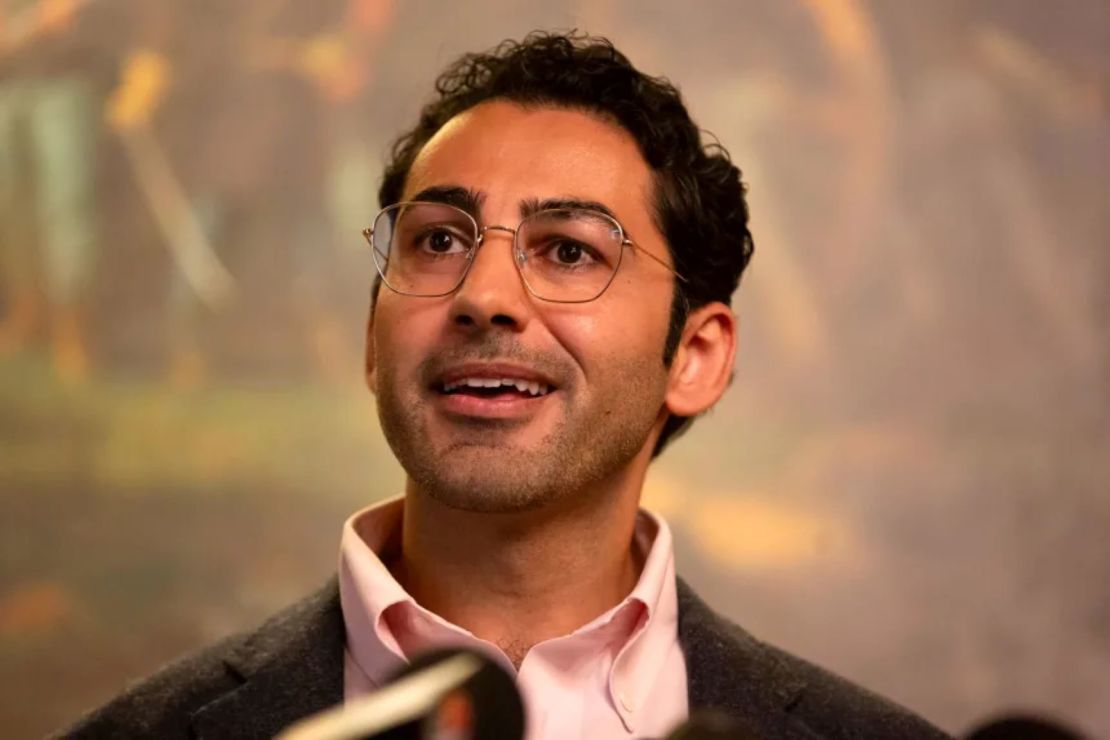 Mohsen Mahdawi habla durante una conferencia de prensa para anunciar el lanzamiento del Fondo de Defensa Legal para la Inmigración de Vermont, en la Sala de Recepciones Cedar Creek del Capitolio Estatal de Vermont, el jueves en Montpelier, Vermont.