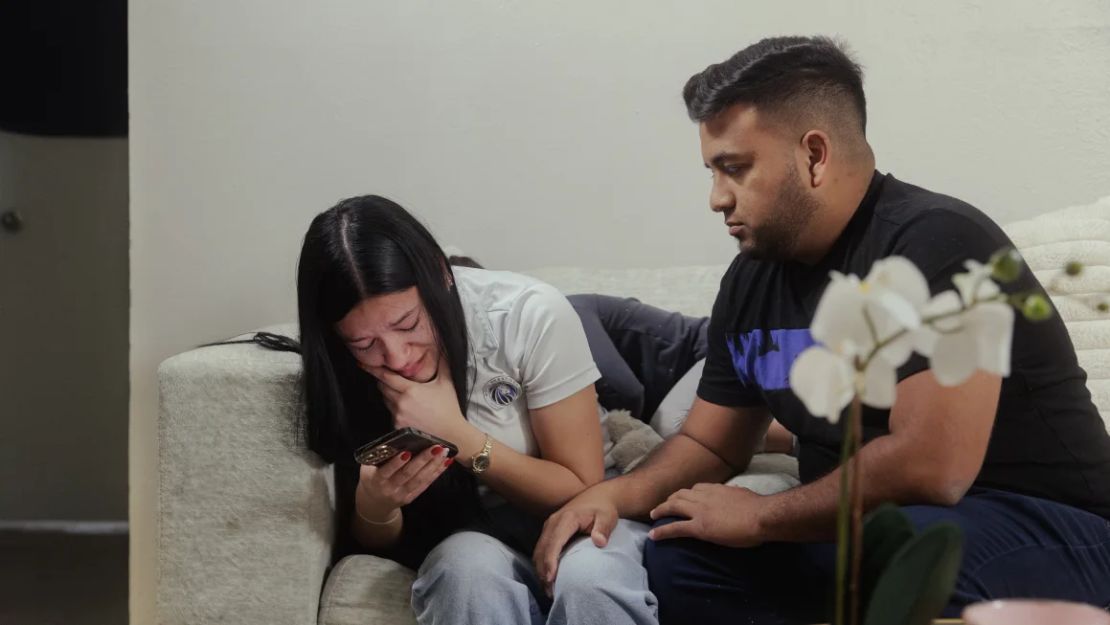 Yurliana Andreina Chacin Gómez llora tras enterarse que su hermano, Jhon Willian Chacin Gómez, fue deportado a El Salvador en su casa de Carrollton, Texas, el jueves. Su esposo, Reynaldo Ávila, la consuela.