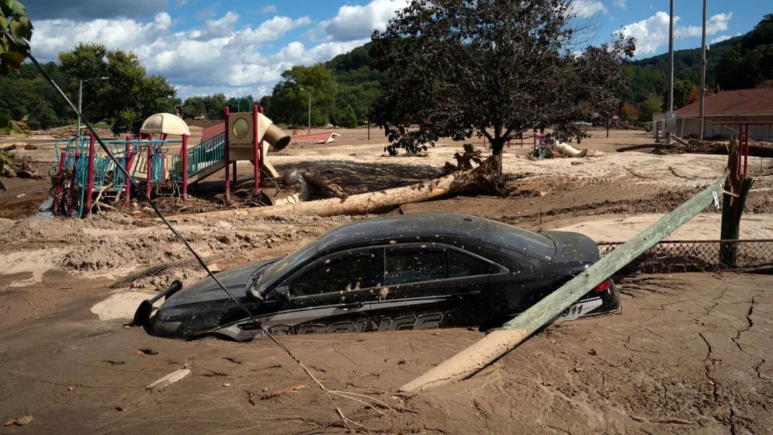 Un auto de policía local envuelto en barro en una zona inundada del lago Lure, Carolina del Norte, el 2 de octubre de 2024, tras el paso del huracán Helene.