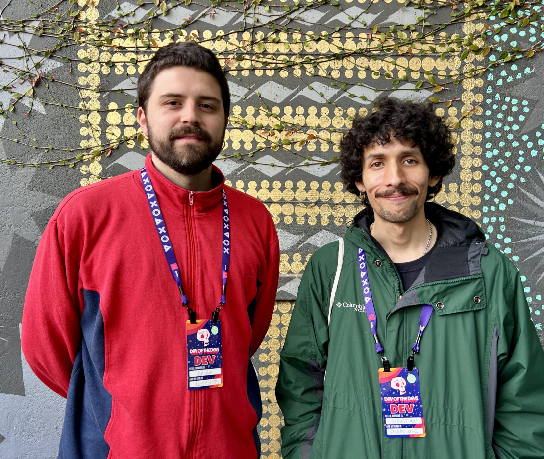Los creadores del videojuego "Despelote", Julián Cordero (izquierda) y Sebastián Valbuena (derecha) durante el Day of the Devs en marzo de 2025
