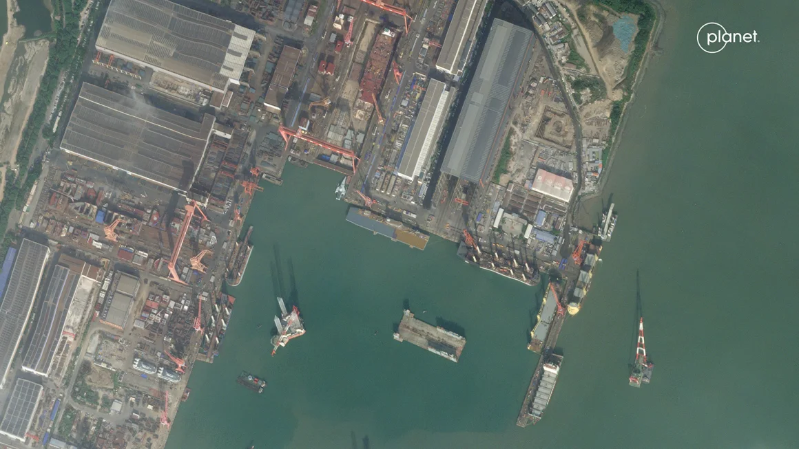 detail-shipyard-longxue-island-china-20241023-005758-ssc12-rgb-flat-50cm-3840px-rotated-51-logo-geo.jpg