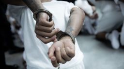 En esta fotografía proporcionada por el Gobierno salvadoreño, se ven de cerca las esposas colocadas en las manos de un recluso recién itido presuntamente vinculado a organizaciones criminales en el Centro de Confinamiento de Terrorismo (Cecot), el 16 de marzo de 2025 en Tecoluca, El Salvador.