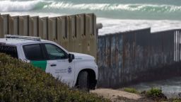 Un agente de la Oficina de Aduanas y Protección Fronteriza de EE.UU. patrulla en un camión a lo largo del muro fronterizo entre Estados Unidos y México en Imperial Beach, San Diego, el 25 de enero.