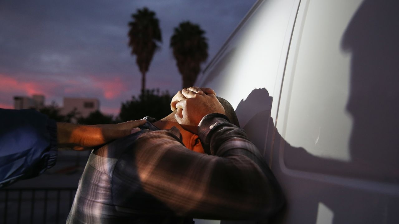 Imagen de archivo. Agentes de Servicio de Control de Inmigración y Aduanas (ICE, por sus siglas en inglés) detienen a inmigrante indocumentado en 2015.