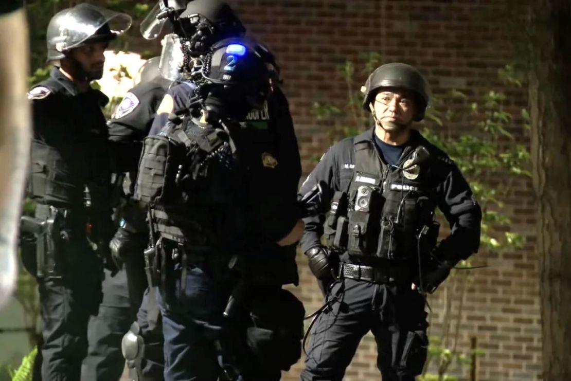 La Policía responde a las protestas propalestinas en el edificio de Ingeniería Interdisciplinaria de la Universidad de Washington la noche del lunes 5 de mayo de 2025.