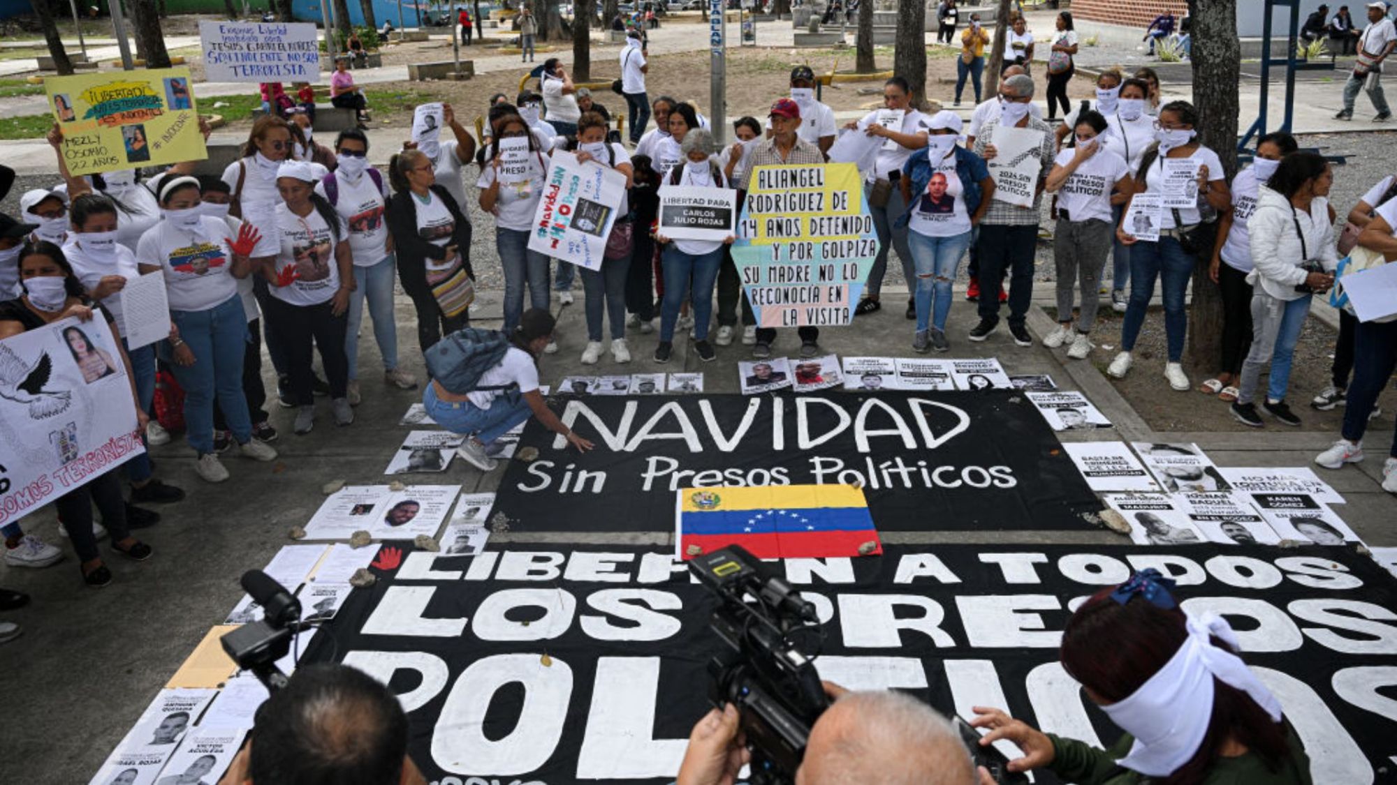 Familiares de personas detenidas durante las protestas tras las disputadas elecciones presidenciales del 28 de julio y de otros presos políticos participan en una manifestación para exigir su liberación frente al Ministerio Público en Caracas el 9 de diciembre de 2024.