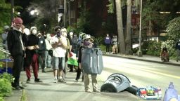 Multitudes se congregaron en la Universidad de Washington, donde manifestantes pro palestinos ocuparon el Edificio de Ingeniería Interdisciplinaria el lunes por la noche.