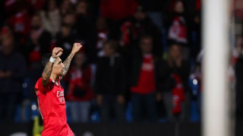 El delantero argentino del Benfica #11 Angel Di Maria celebra marcar el gol inicial durante el partido de fútbol de la Liga Portuguesa entre Casa Pia AC y SL Benfica en el Estadio Municipal de Rio Maior, en Rio Maior, el 25 de enero de 2025.