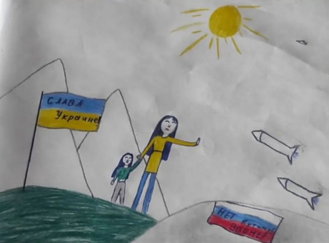 Este dibujo, realizado por la hija de Alexey Moskalyov, que entonces tenía 12 años, atrajo la atención de las autoridades escolares. El joven fue multado y luego encarcelado por sus propias publicaciones en Internet en las que criticaba la invasión de Ucrania.