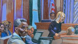 Sean “Diddy” Combs se sentó en una sala del tribunal entre los fiscales y su abogado defensor durante la apertura de su juicio penal en la ciudad de Nueva York el lunes.