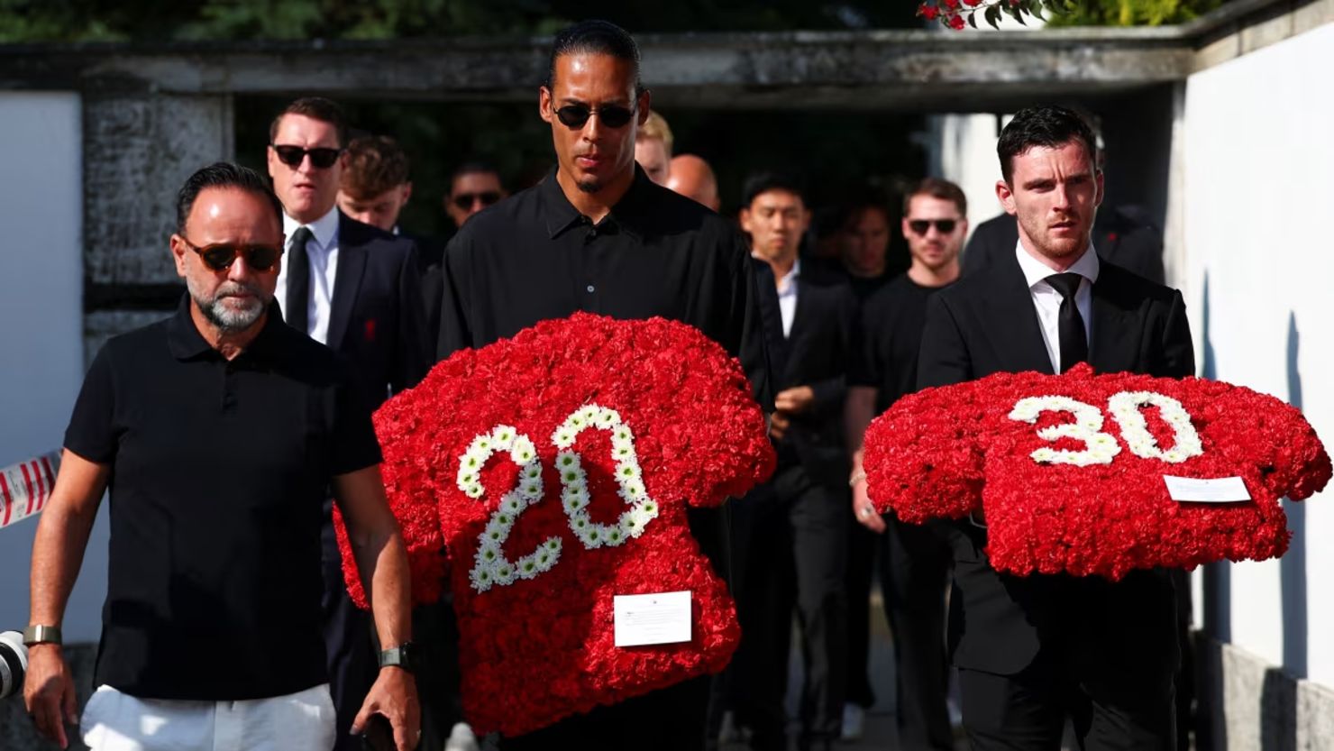 Estrellas del fútbol y la familia de Diogo Jota se reúnen para el funeral del jugador del Liverpool y su hermano | CNN Estrellas del fútbol y la familia de Diogo Jota se reúnen para el funeral del jugador del Liverpool y su hermano | CNN