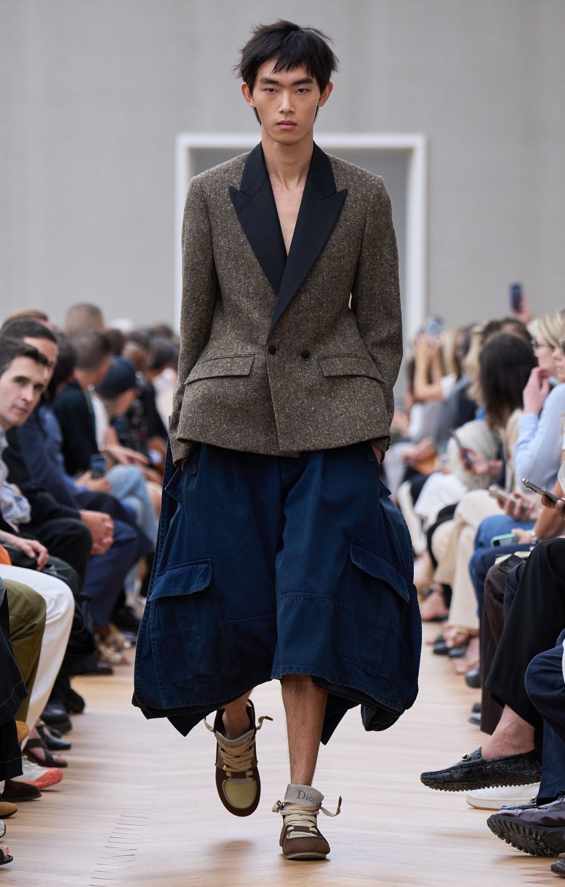 La collection Dior de Jonathan Anderson a présenté des silhouettes classiques des Archives avec une nouvelle torsion.