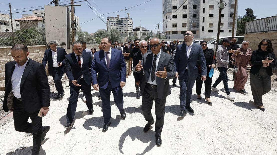de una delegación diplomática de la Unión Europea durante una visita a la ciudad de Jenin, en la Ribera Occidental ocupada, el 21 de mayo de 2025.