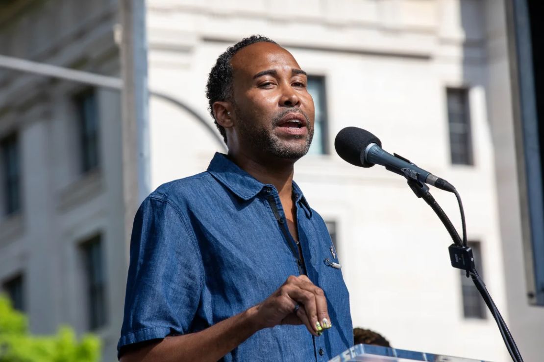 El CEO de la Coalición Nacional por la Justicia Negra, David Johns, habla en el escenario durante la Marcha por la Equidad de la NBJC, el 15 de junio de 2024, en la ciudad de Washington.