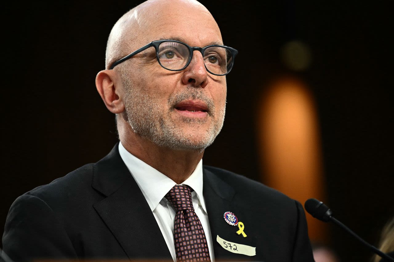 El director ejecutivo del Comité Judío Estadounidense, Ted Deutch, habla ante una Comisión Especial del Senado de Estados Unidos en el Capitolio, en la ciudad de Washington