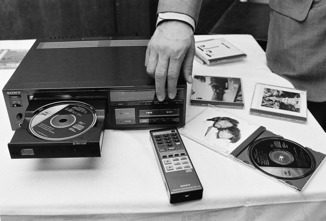 El disco de audio digital compacto de Sony, de 4,75 pulgadas de diámetro, se carga en un reproductor de discos láser, en 1982.