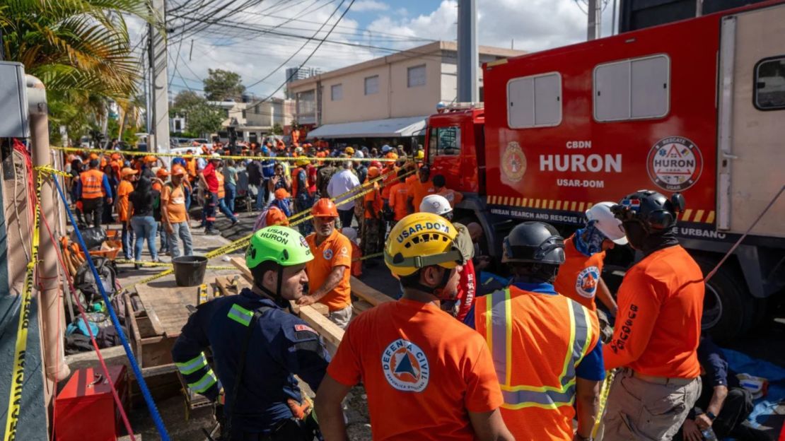 Personal de Protección Civil y bomberos retiran los escombros de la discoteca Jet Set este martes.