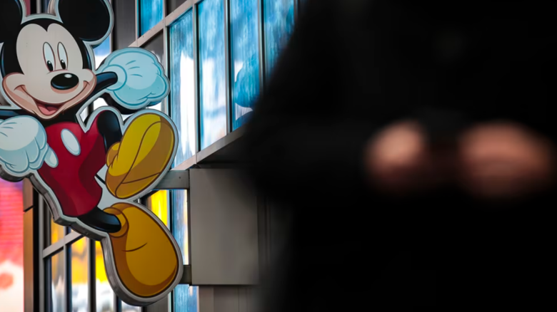 Una imagen de Mickey Mouse de Disney se muestra fuera de la tienda de Disney en Times Square, 14 de diciembre de 2017 en la ciudad de Nueva York.