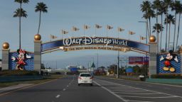 Un letrero da la bienvenida a los visitantes cerca de la entrada de Walt Disney World el 1 de febrero de 2024 en Orlando, Florida.