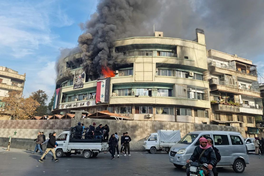 Las llamas arrasan la división de seguridad criminal del Ministerio del Interior de Siria en Damasco el 8 de diciembre de 2024, después de que los rebeldes declararan que habían tomado la capital siria en una ofensiva relámpago.