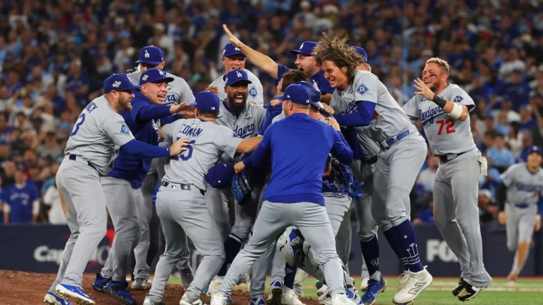 Los Dodgers de Los Ángeles celebran el último out del Juego 7 de la serie Mundial.