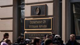  de la prensa cerca de una manifestación frente a la sede del Departamento de Asuntos de los Veteranos en Washington, el 13 de febrero.
